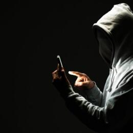 スマホで乗っ取りされた時の確認方法は？iPhoneで出る兆候についても解説