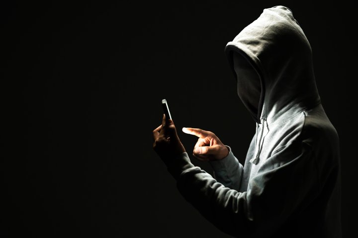 スマホで乗っ取りされた時の確認方法は？iPhoneで出る兆候についても解説